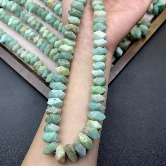Natürliche Amazonit-Splitter im Diamantschliff aus alten Minen, 11–12 mm · Mittleres Loch | Facettenperlen im Rohschliff für selbstgemachte Armbänder, Halsketten und Ohrringe