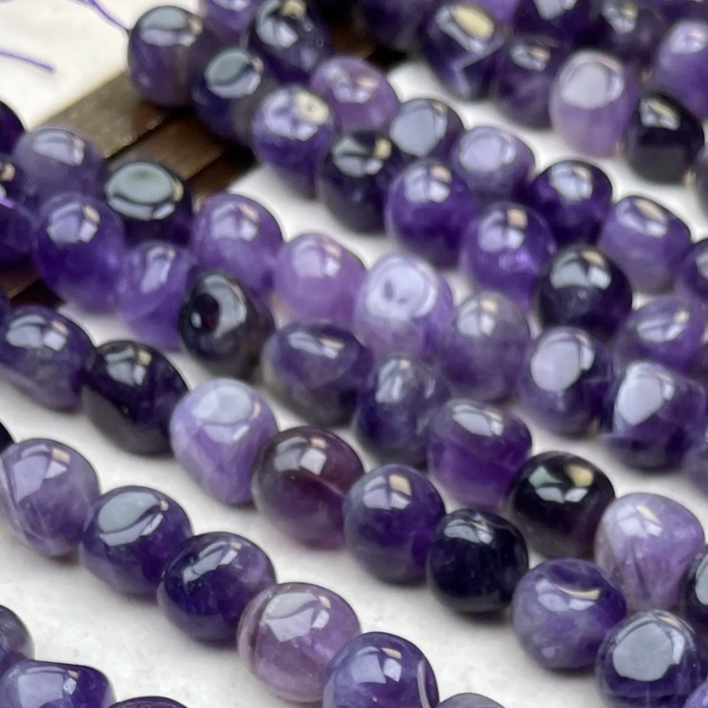 Natürliche unregelmäßige Chip-Perlen aus Uruguay-Amethyst, 13 mm, 38 cm Strang | Mittleres Loch, transparentes violettes Leuchten, DIY-Perlen für Armbänder, Halsketten und Ohrringe