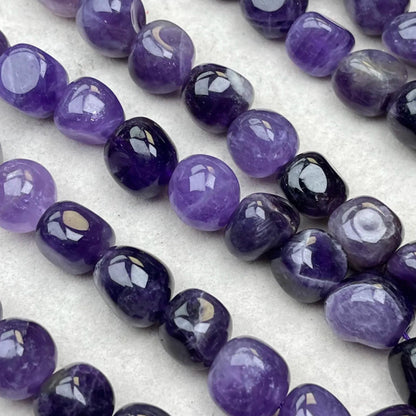 Natürliche unregelmäßige Chip-Perlen aus Uruguay-Amethyst, 13 mm, 38 cm Strang | Mittleres Loch, transparentes violettes Leuchten, DIY-Perlen für Armbänder, Halsketten und Ohrringe