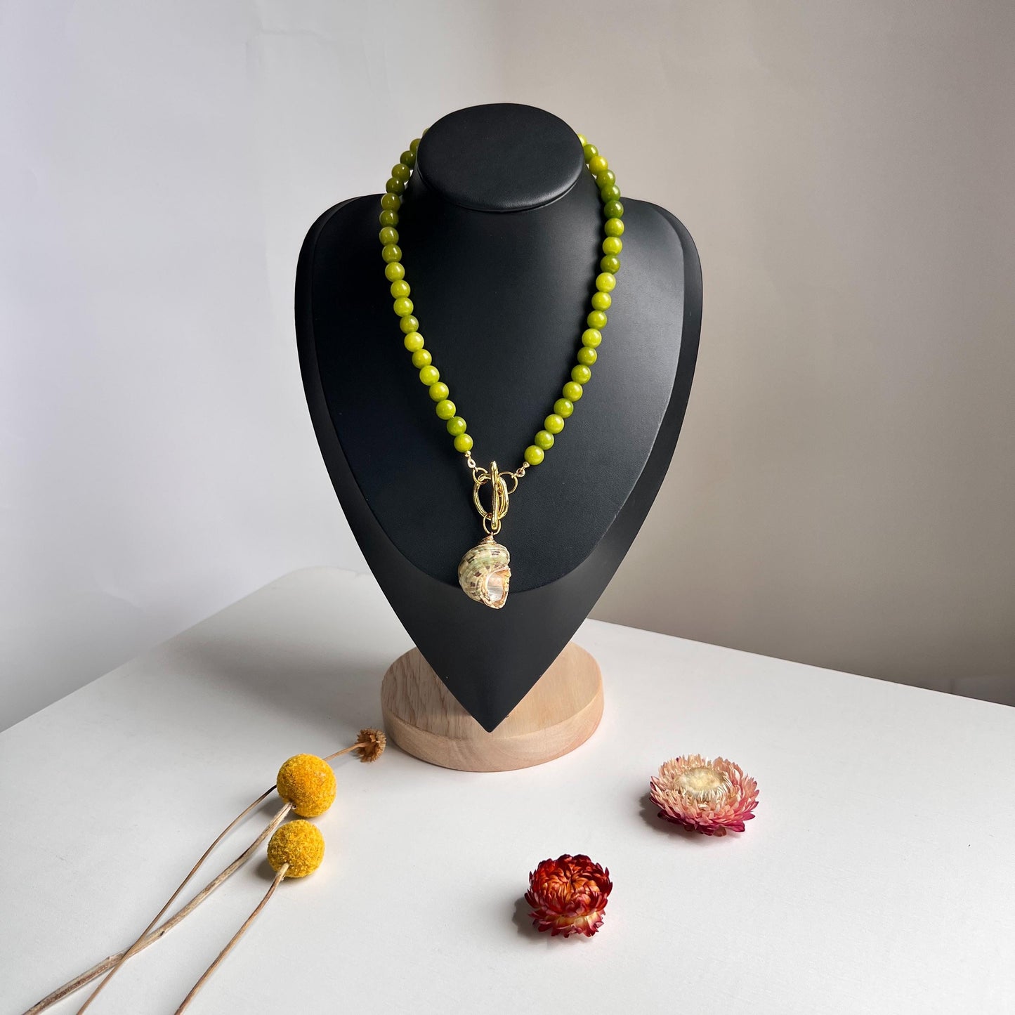 Handgefertigte Halskette mit Olivinperlen und großem Muschelanhänger – Naturschmuck im Sommerstil – Geschenk für Strandliebhaberinnen