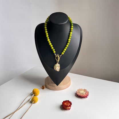 Handgefertigte Halskette mit Olivinperlen und großem Muschelanhänger – Naturschmuck im Sommerstil – Geschenk für Strandliebhaberinnen
