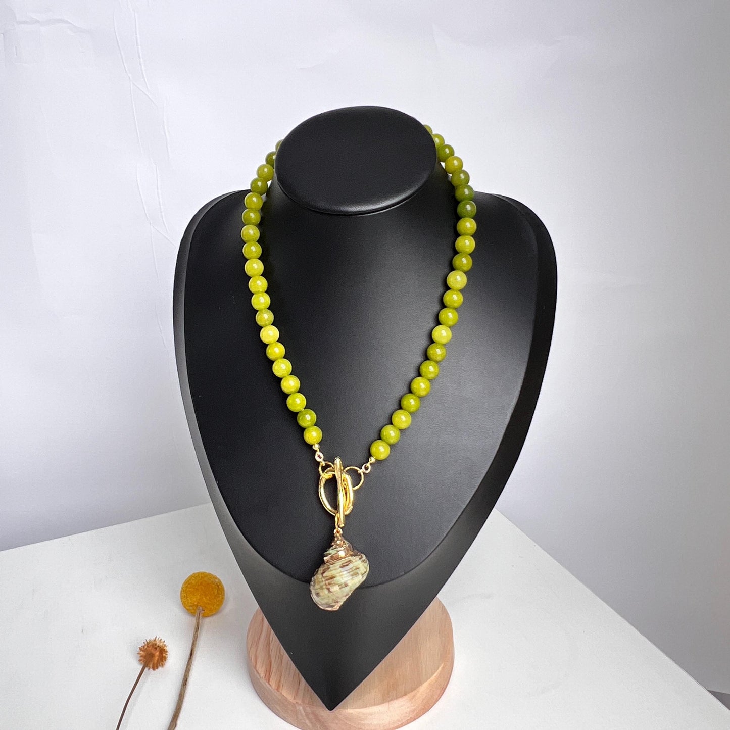 Handgefertigte Halskette mit Olivinperlen und großem Muschelanhänger – Naturschmuck im Sommerstil – Geschenk für Strandliebhaberinnen