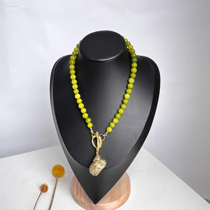 Handgefertigte Halskette mit Olivinperlen und großem Muschelanhänger – Naturschmuck im Sommerstil – Geschenk für Strandliebhaberinnen