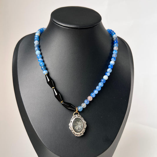 Handgefertigte blaue Halskette natürliche Achat Chalzedon Muschelgravur Halskette blaue Edelsteinperlen feines blaues Geschenk