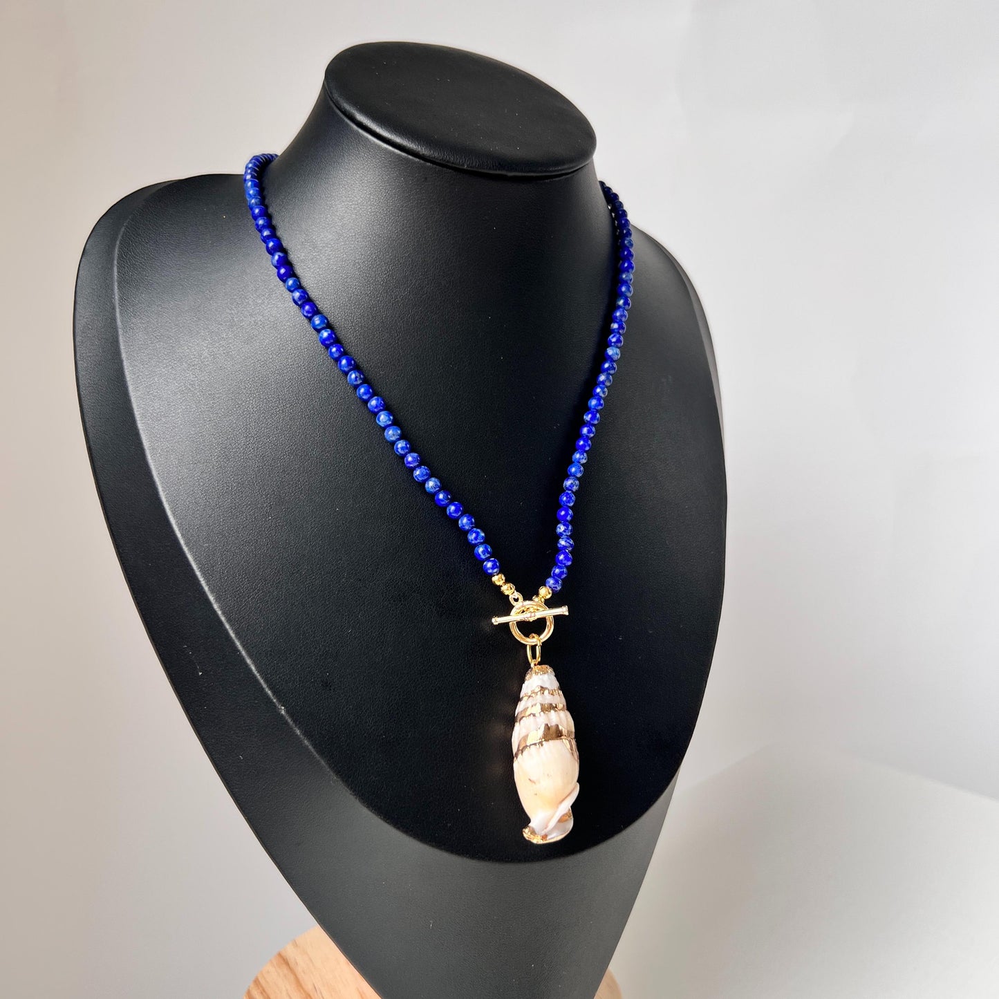 Lapis Lazuli Shell Pendant Necklace｜Natural Energy Jewelry｜Vintage Ocean Style｜Handmade Summer Beach Gift｜Blue Gemstone Choker