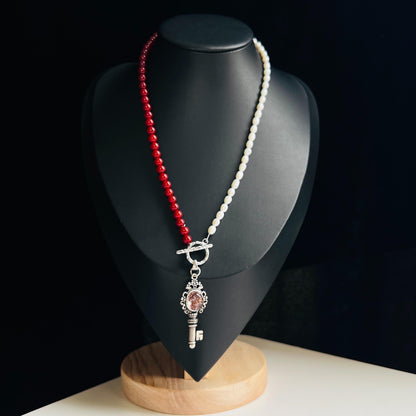 Halskette mit roten Achatperlen & Süßwasserperlen – Schlüsselanhänger mit rotem Kristall – Spiritueller Schmuck für Frauen