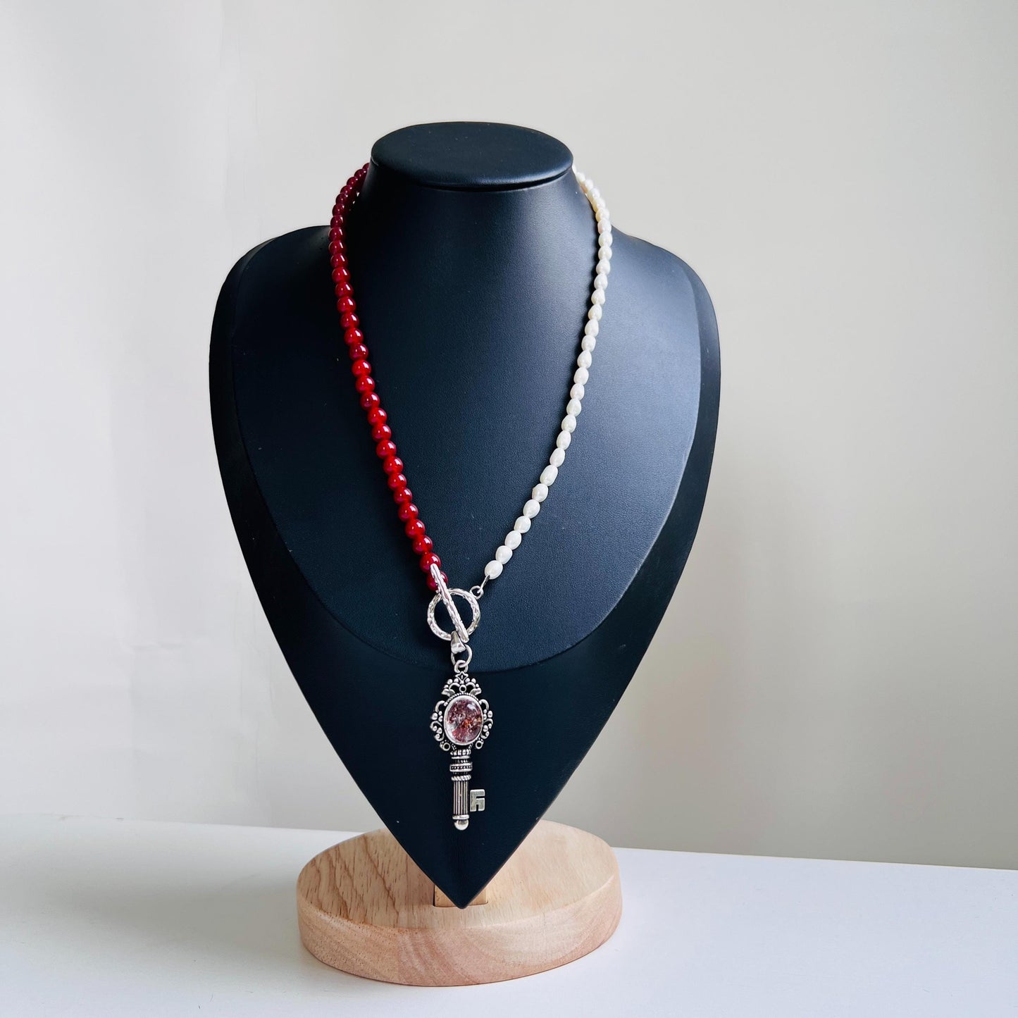Halskette mit roten Achatperlen & Süßwasserperlen – Schlüsselanhänger mit rotem Kristall – Spiritueller Schmuck für Frauen