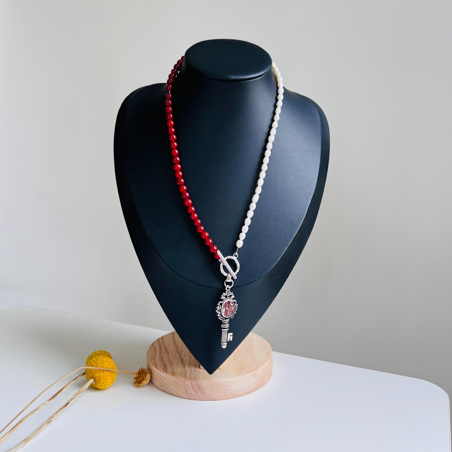 Halskette mit roten Achatperlen & Süßwasserperlen – Schlüsselanhänger mit rotem Kristall – Spiritueller Schmuck für Frauen