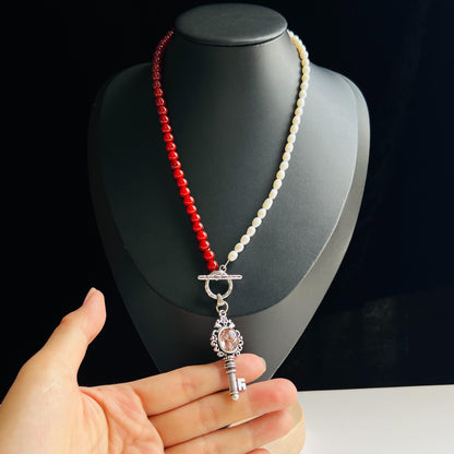 Halskette mit roten Achatperlen & Süßwasserperlen – Schlüsselanhänger mit rotem Kristall – Spiritueller Schmuck für Frauen