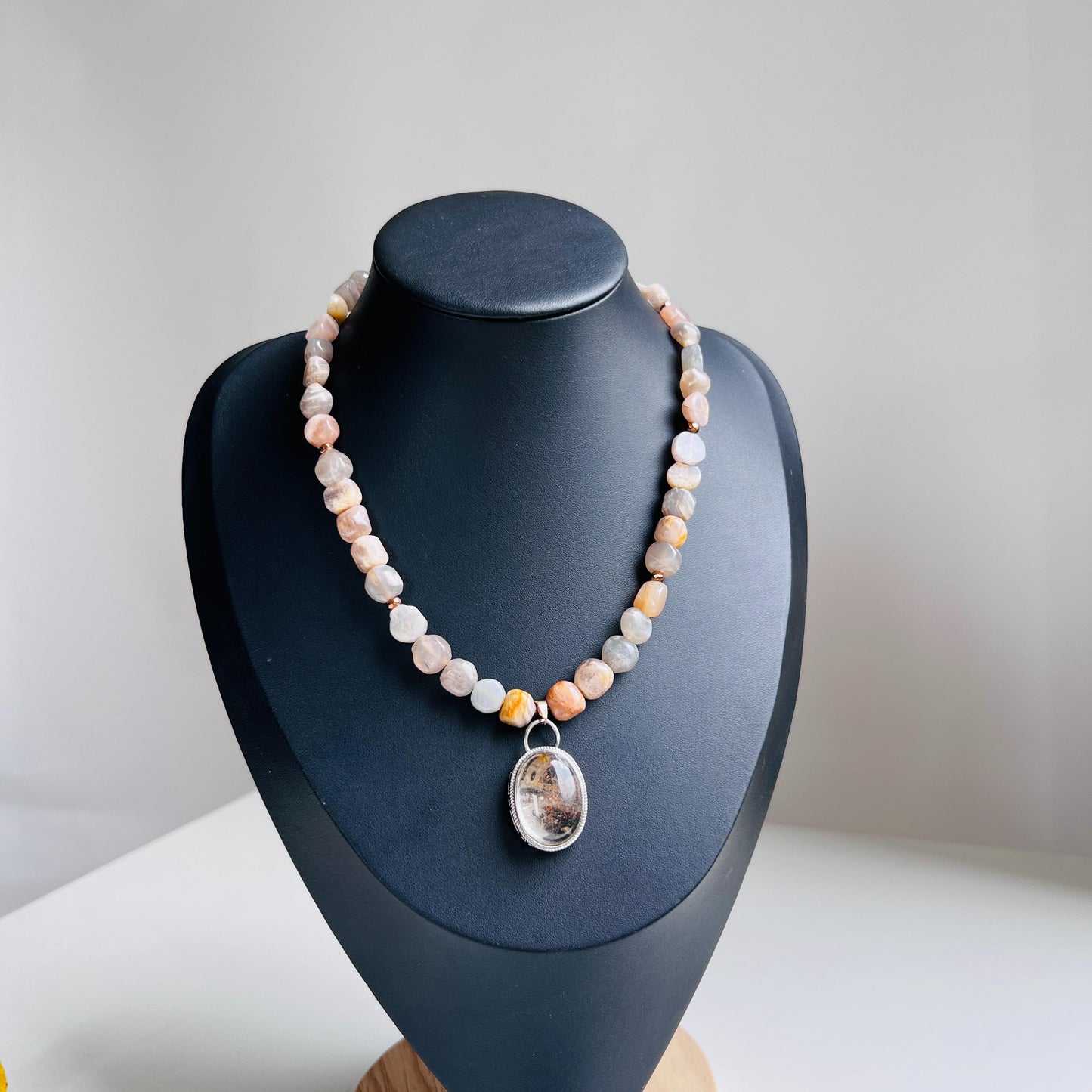 Kurze Edelsteinkette mit rosa Perlen und rotem Anhänger - Handgemachter Statement-Schmuck im sanften Stil - Geschenk für spirituelle Frauen