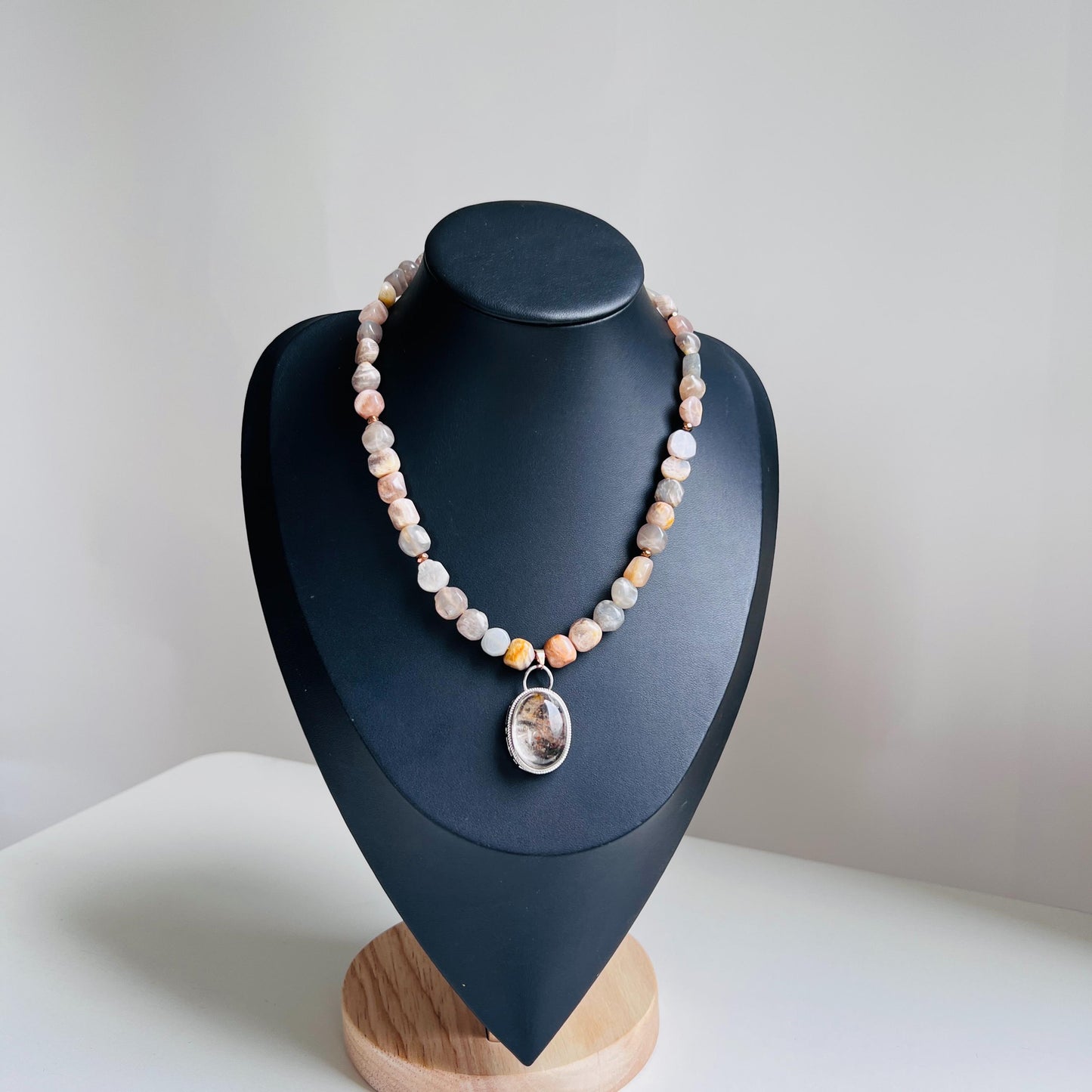 Kurze Edelsteinkette mit rosa Perlen und rotem Anhänger - Handgemachter Statement-Schmuck im sanften Stil - Geschenk für spirituelle Frauen