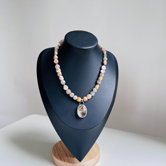 Kurze Edelsteinkette mit rosa Perlen und rotem Anhänger - Handgemachter Statement-Schmuck im sanften Stil - Geschenk für spirituelle Frauen