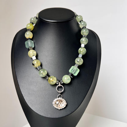 Boho-Halskette mit großen grünen Natursteinen · Statement-Schmuck im Waldstil · Handgemacht & kurz · Geschenk für naturverbundene Frauen