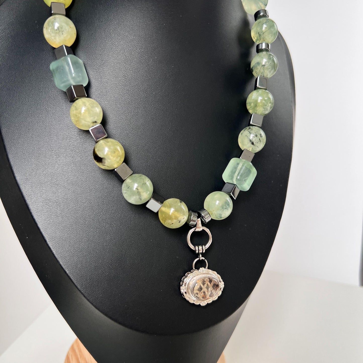 Boho-Halskette mit großen grünen Natursteinen · Statement-Schmuck im Waldstil · Handgemacht & kurz · Geschenk für naturverbundene Frauen