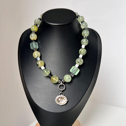 Boho-Halskette mit großen grünen Natursteinen · Statement-Schmuck im Waldstil · Handgemacht & kurz · Geschenk für naturverbundene Frauen