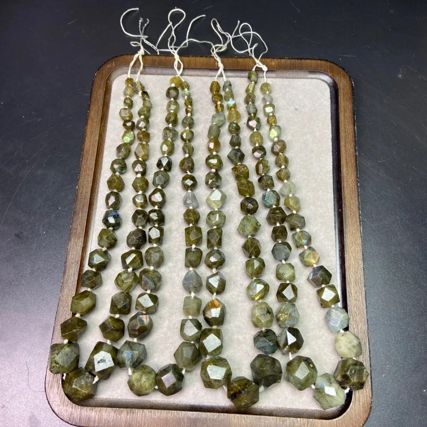 Unregelmäßig grün schimmernde Labradorit-Facettenperlen 7–14 mm · 38 cm Strang vorgebohrt für DIY-Schmuck, Energie &amp; Dekoration