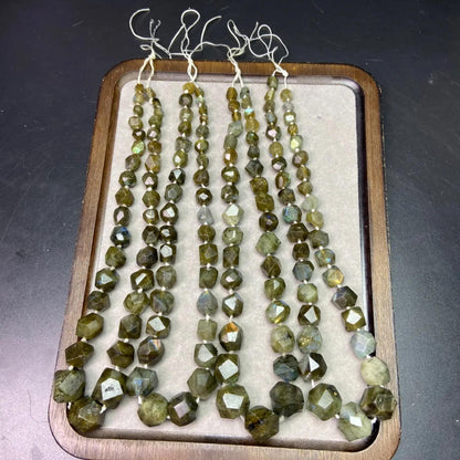 Unregelmäßig grün schimmernde Labradorit-Facettenperlen 7–14 mm · 38 cm Strang vorgebohrt für DIY-Schmuck, Energie &amp; Dekoration