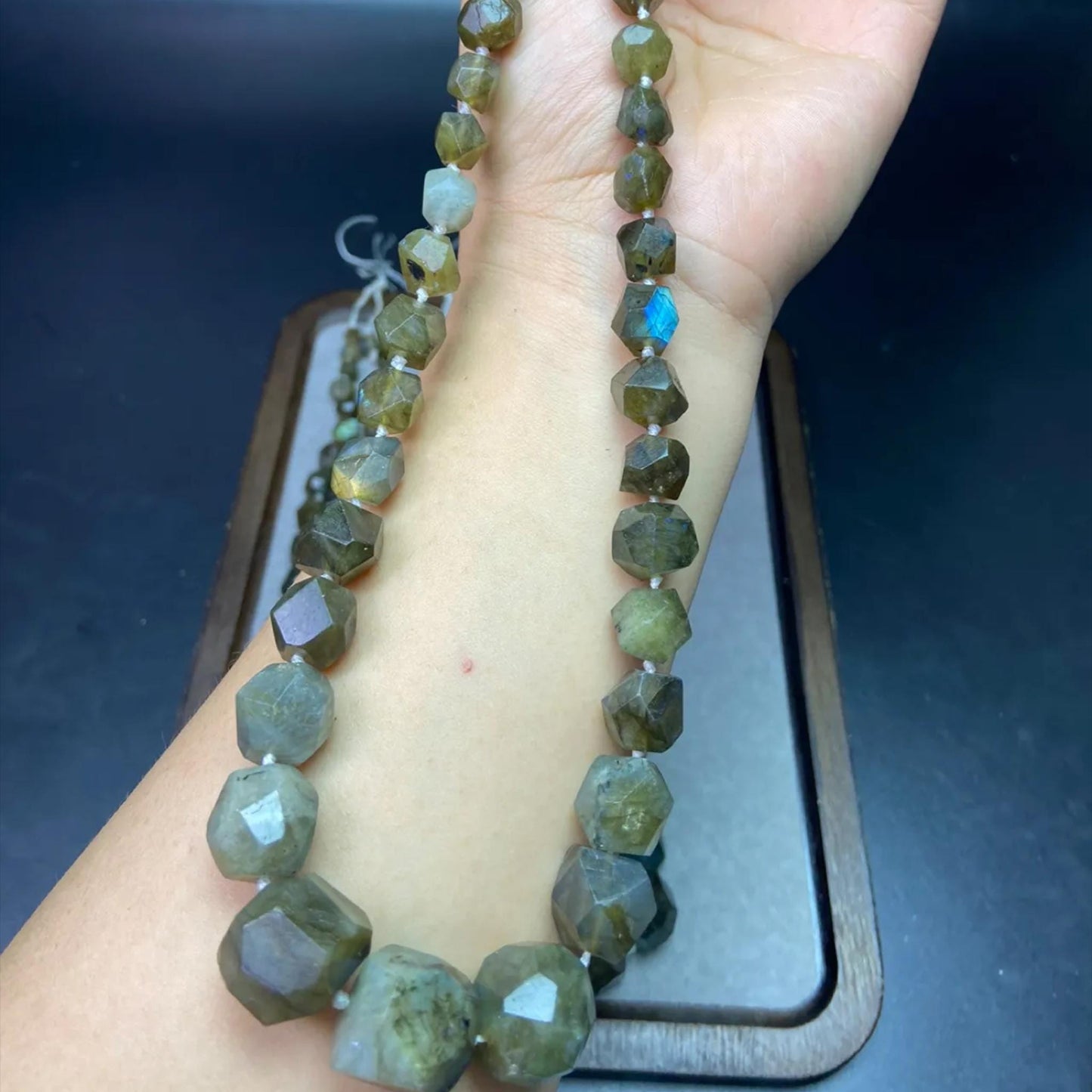 Unregelmäßig grün schimmernde Labradorit-Facettenperlen 7–14 mm · 38 cm Strang vorgebohrt für DIY-Schmuck, Energie &amp; Dekoration