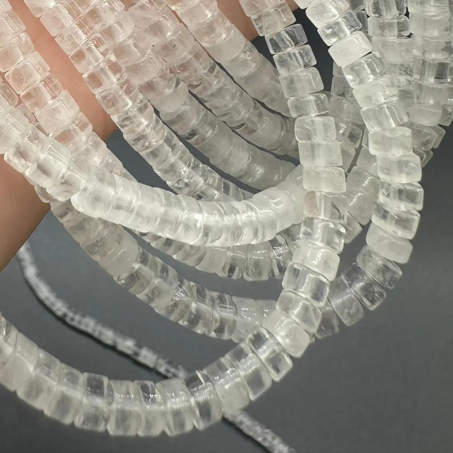 Natürliche Bergkristall-Scheibenperlen · 4×2 mm dünne Scheiben · 38 cm vorgebohrter Strang | Kristallheilung, DIY-Schmuck und minimalistische Wohndekoration