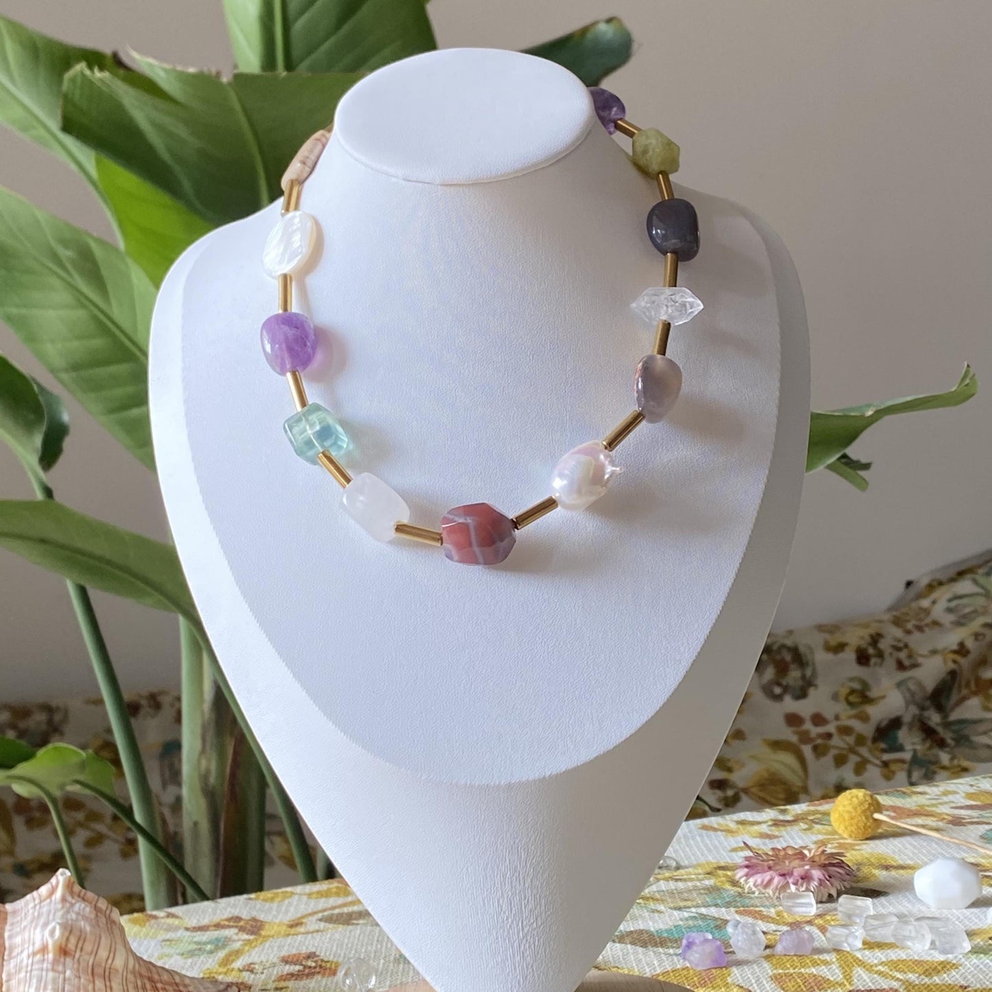 Boho Edelstein-Halskette | Barockperle &amp; Roter Achat | 13 Natursteine ​​mit goldenen Röhren-Abstandshaltern – Einzigartiges Geschenk für Sie