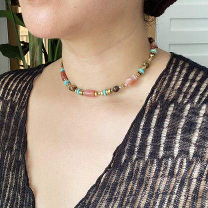Boho Edelstein Choker Halskette | Natürlicher roter Achat &amp; Türkis Perlen | Farbenfroher Statement-Schmuck mit Tigerauge – Einzigartiges Geschenk für Sie