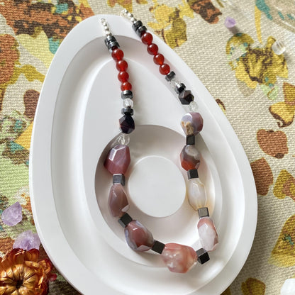 Einzigartige handgefertigte Halskette mit 925er Silberverschluss | Sakura-Achat, Hämatit &amp; Quarzperlen | Boho Ethno Edelstein Schmuck Geschenk