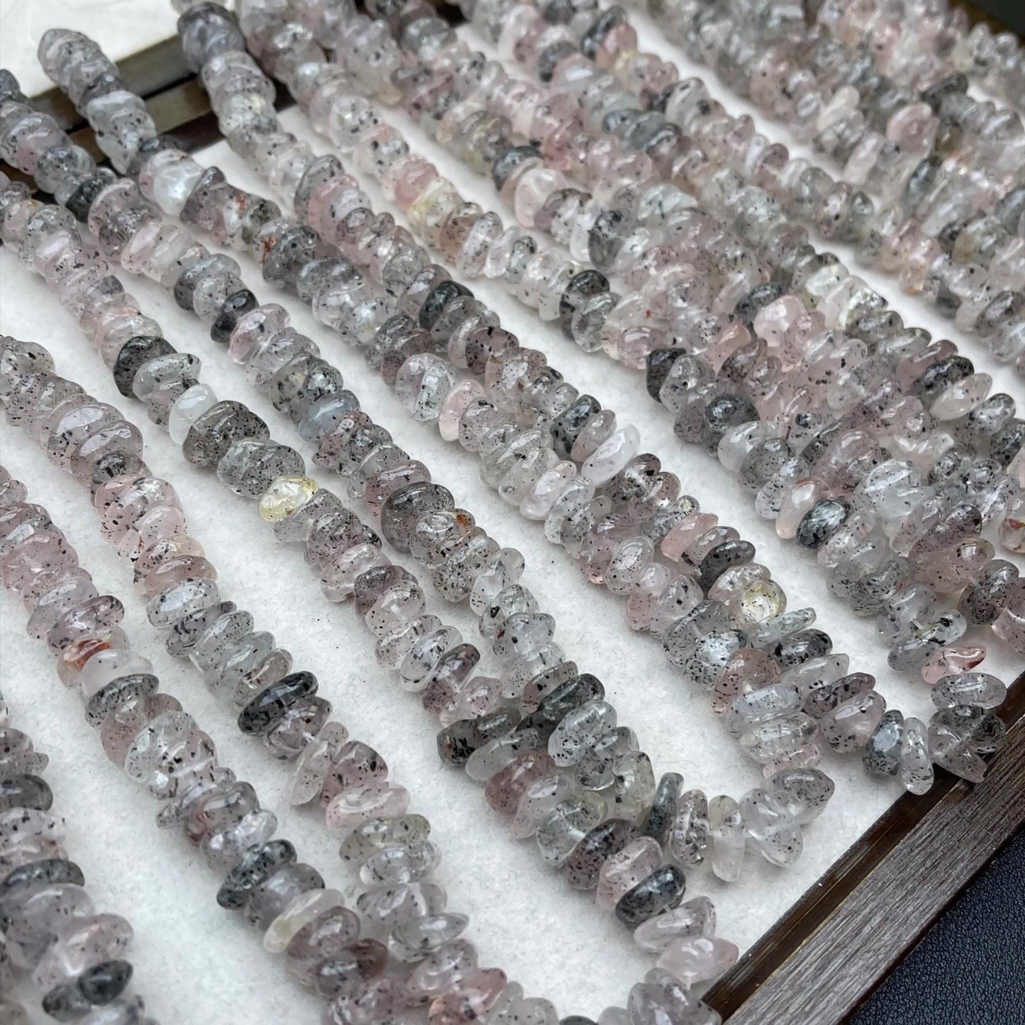 Unregelmäßige Glimmer‑Rosenquarz‑Nuggets 11 mm | Phantom‑Effekt, schwarze Glimmereinschlüsse & Handpoliert für DIY Armbänder, Halsketten