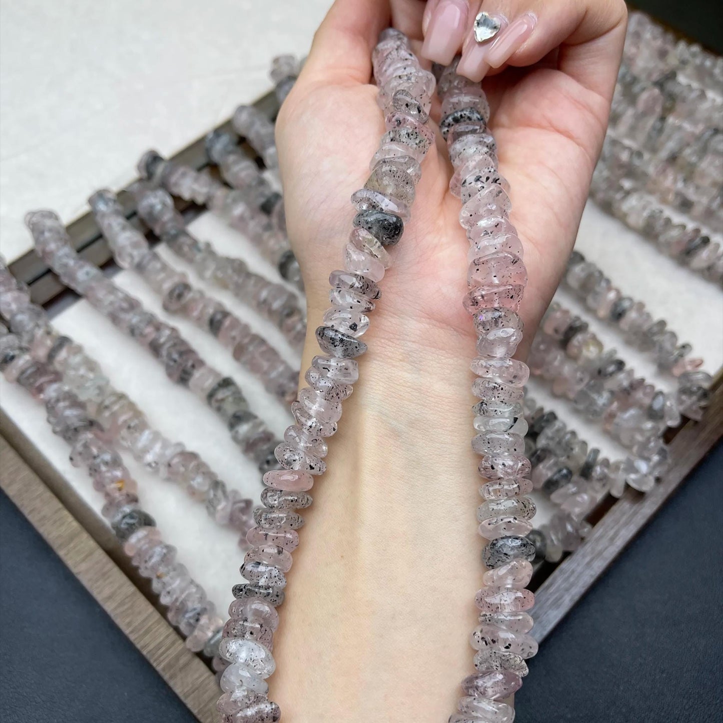 Unregelmäßige Glimmer‑Rosenquarz‑Nuggets 11 mm | Phantom‑Effekt, schwarze Glimmereinschlüsse & Handpoliert für DIY Armbänder, Halsketten