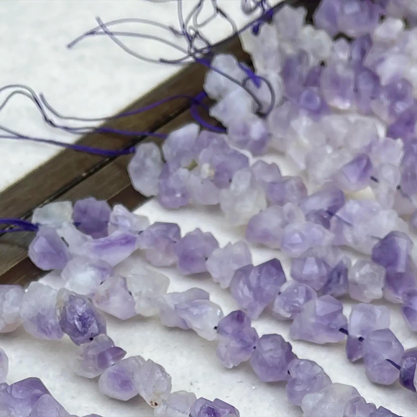 Rohe Amethyst-Nugget-Perlen 10 mm | Mattierte, halbtransparente Kristallperlen | Handpolierte Natursteine ​​für selbstgemachte Armbänder und Halsketten