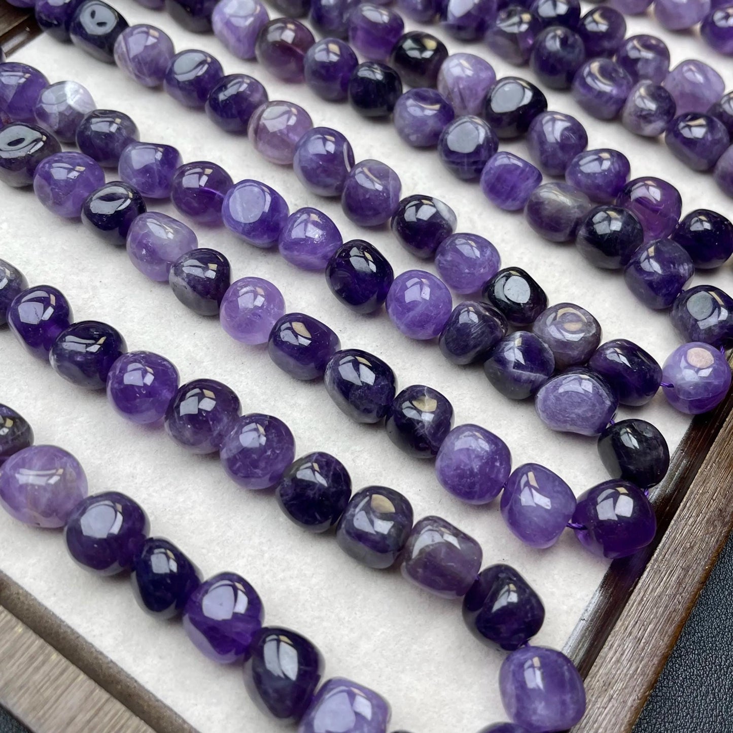 Natürliche unregelmäßige Chip-Perlen aus Uruguay-Amethyst, 13 mm, 38 cm Strang | Mittleres Loch, transparentes violettes Leuchten, DIY-Perlen für Armbänder, Halsketten und Ohrringe