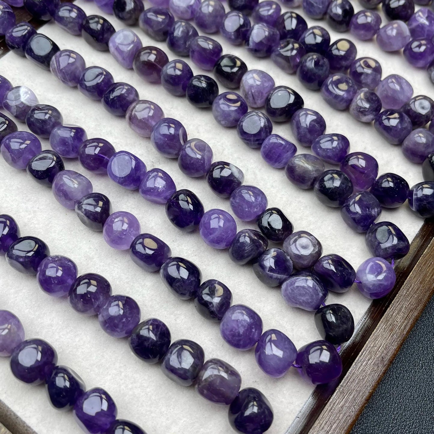 Natürliche unregelmäßige Chip-Perlen aus Uruguay-Amethyst, 13 mm, 38 cm Strang | Mittleres Loch, transparentes violettes Leuchten, DIY-Perlen für Armbänder, Halsketten und Ohrringe