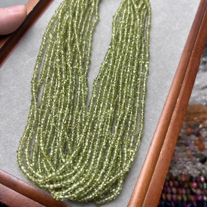Natürliche Peridot Edelstein Perlen aus Indien, grüne Mikro Rundperlen für DIY Schmuckherstellung, Spacer Strang ca. 36cm lang