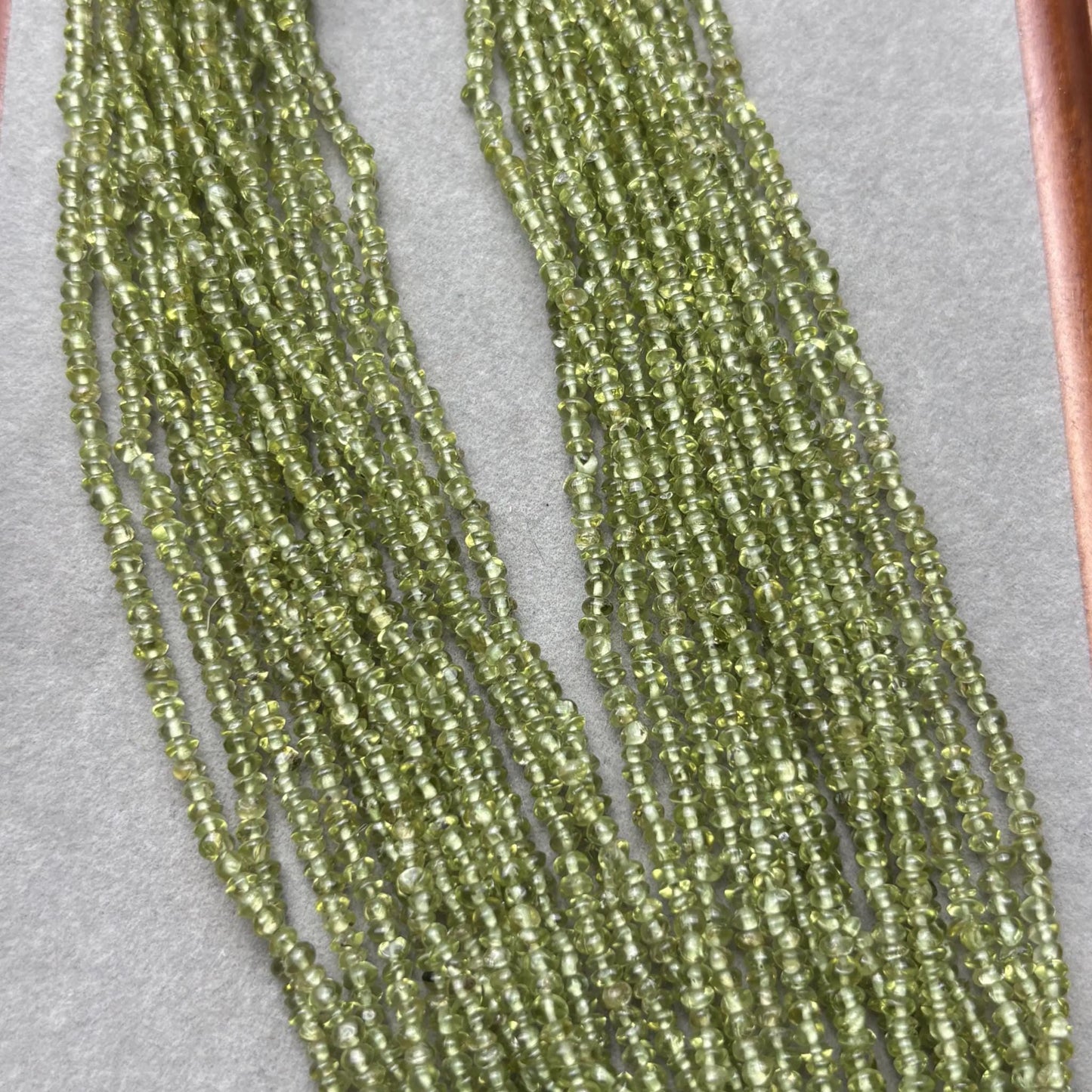 Natürliche Peridot Edelstein Perlen aus Indien, grüne Mikro Rundperlen für DIY Schmuckherstellung, Spacer Strang ca. 36cm lang