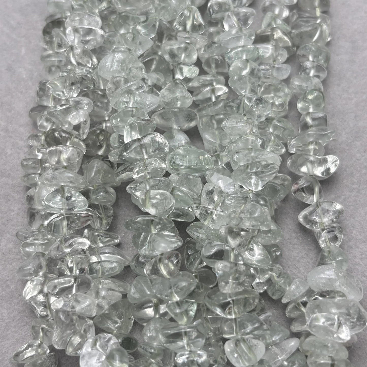 Naturgrüne Quarz-Chips Edelsteinperlen – Polierte unregelmäßige Splitterperlen für DIY-Schmuck, ca. 38cm Strang für Armbänder & Ketten