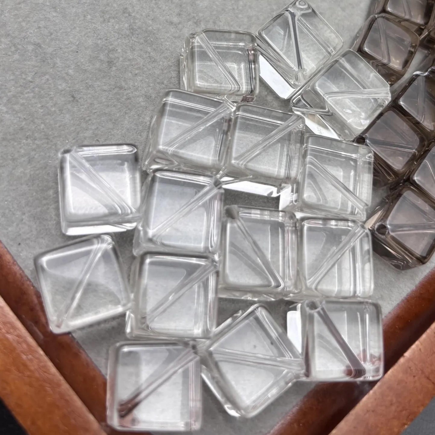 Natürliche Quarz Würfelperlen aus Brasilien – Klarer und Rauchquarz, quadratisch gebohrt, für DIY Schmuck & Halsketten, ca. 10 mm