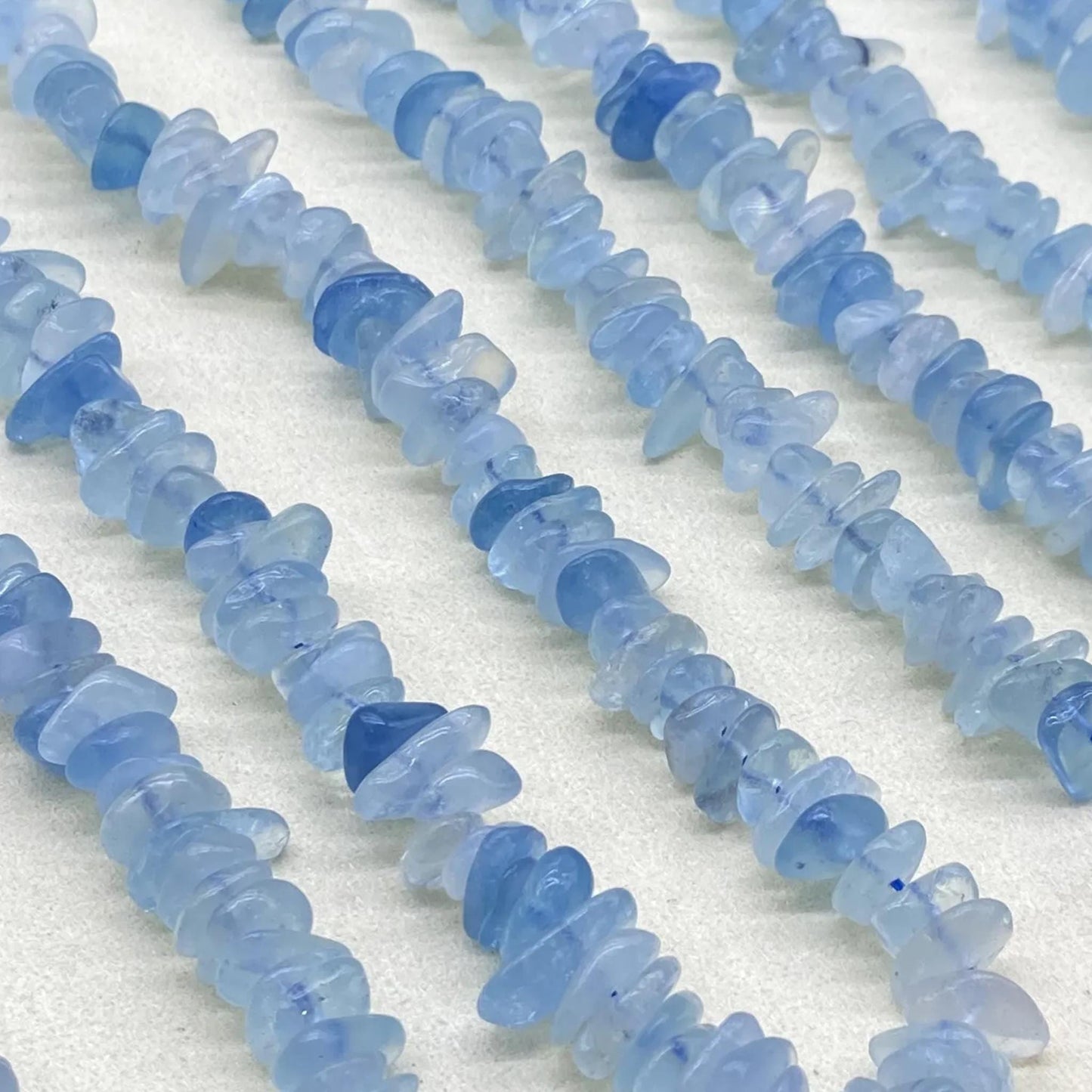 Natürliche Blauquarz-Chip-Perlen – Unregelmäßige Nugget-Edelsteinperlen mit Mittelbohrer, für die DIY-Schmuckherstellung, Strang 38 cm, 12 mm