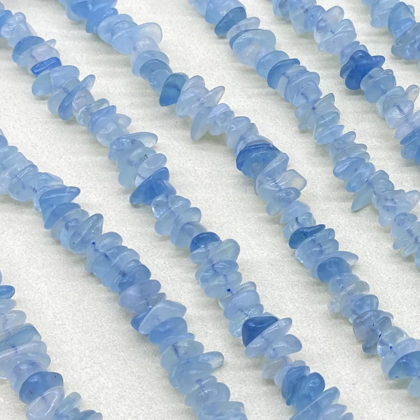 Natürliche Blauquarz-Chip-Perlen – Unregelmäßige Nugget-Edelsteinperlen mit Mittelbohrer, für die DIY-Schmuckherstellung, Strang 38 cm, 12 mm