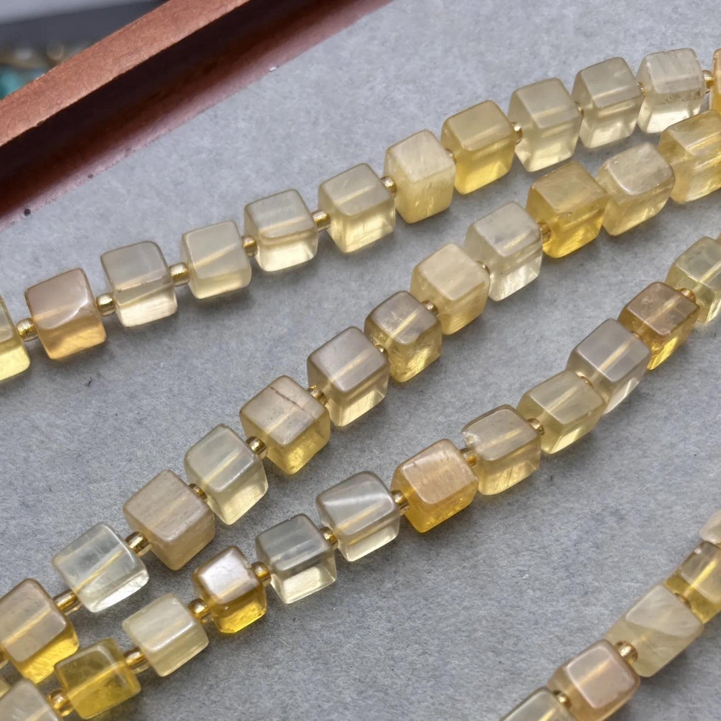 Honiggelbe Würfelperlen – Würfel aus gefärbtem Quarz für DIY-Schmuck, durchbohrt, für Armbänder & Ketten, ca. 8mm, 1 Strang 38cm