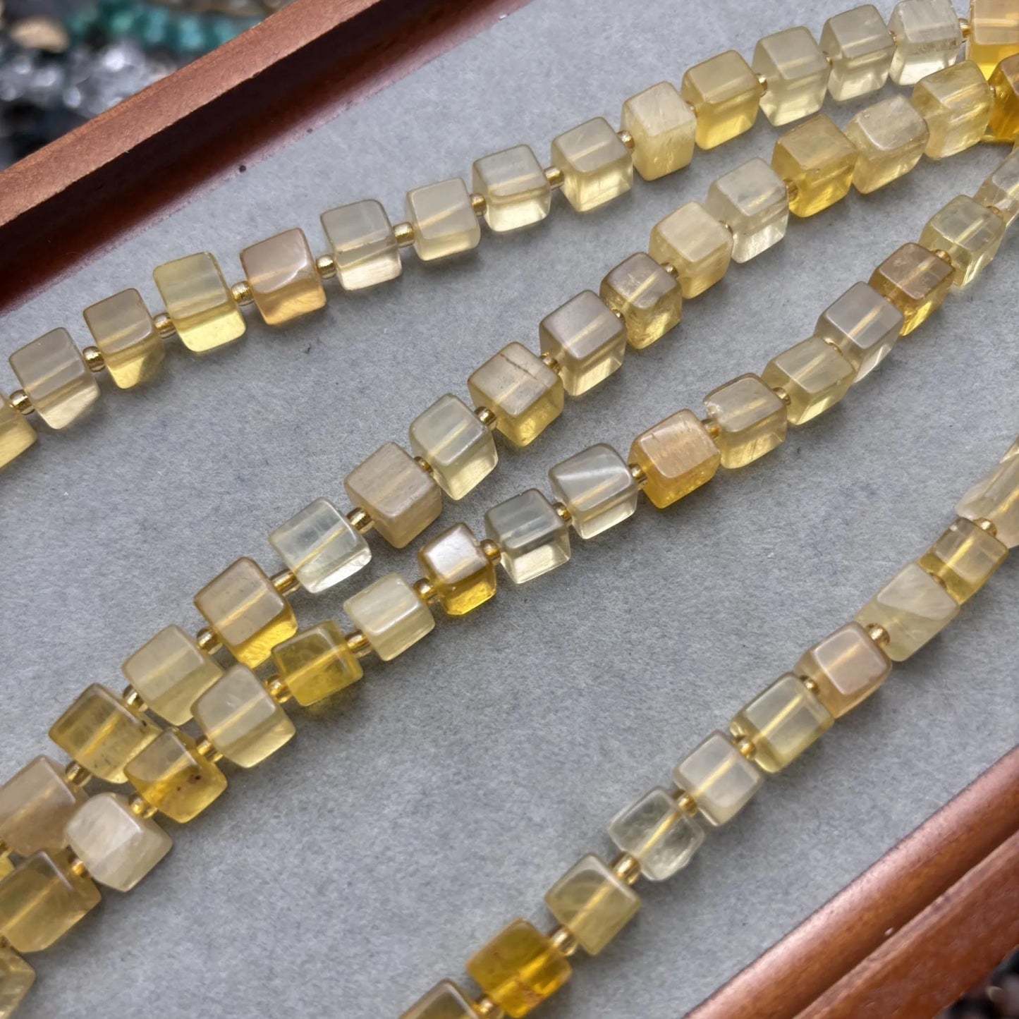 Honiggelbe Würfelperlen – Würfel aus gefärbtem Quarz für DIY-Schmuck, durchbohrt, für Armbänder & Ketten, ca. 8mm, 1 Strang 38cm