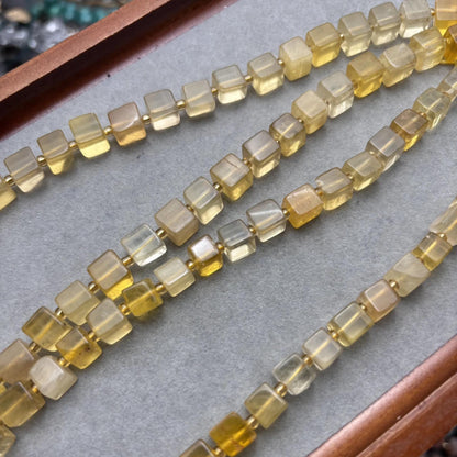 Honiggelbe Würfelperlen – Würfel aus gefärbtem Quarz für DIY-Schmuck, durchbohrt, für Armbänder & Ketten, ca. 8mm, 1 Strang 38cm