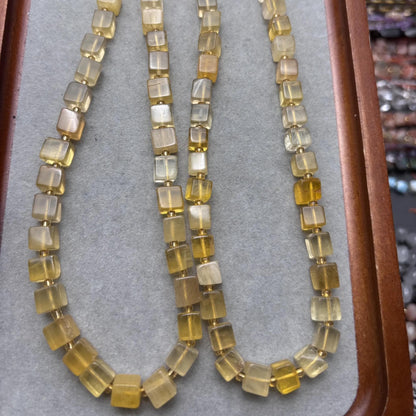 Honiggelbe Würfelperlen – Würfel aus gefärbtem Quarz für DIY-Schmuck, durchbohrt, für Armbänder & Ketten, ca. 8mm, 1 Strang 38cm