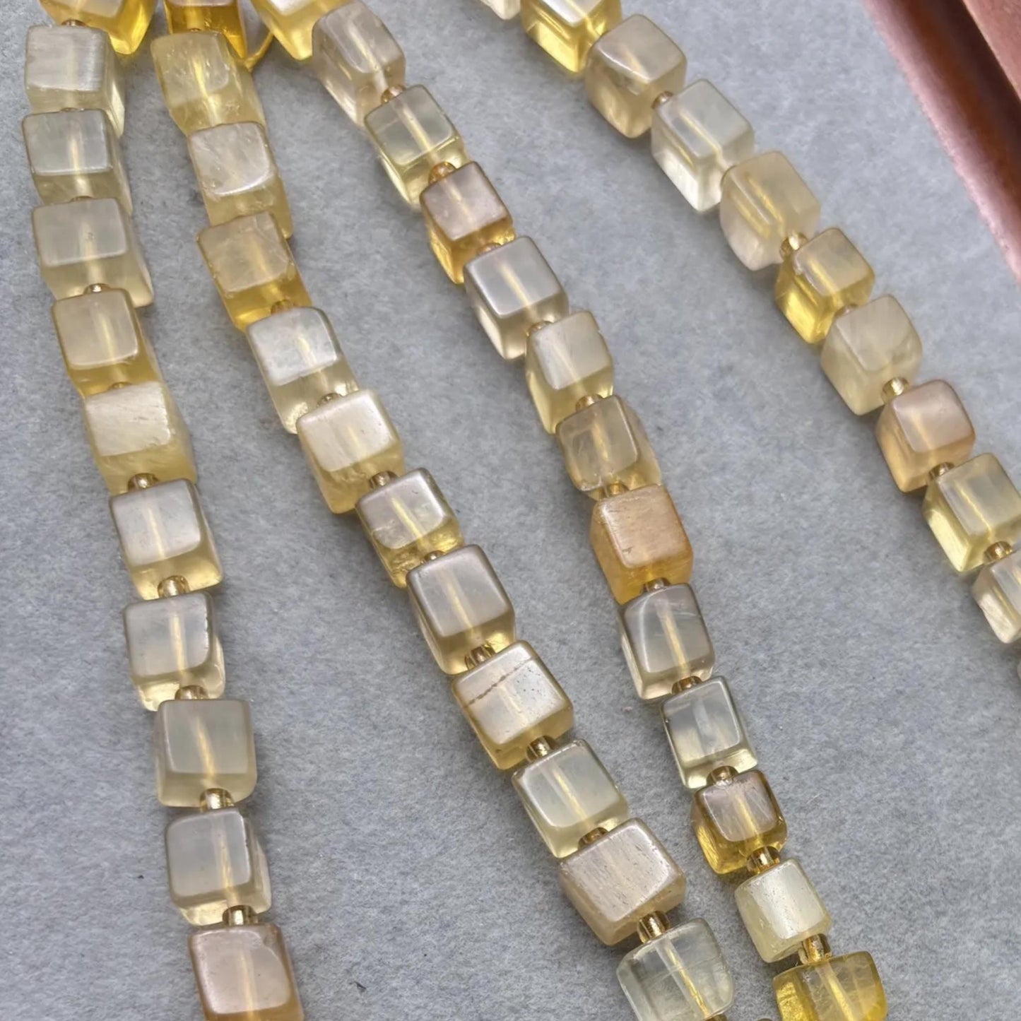 Honiggelbe Würfelperlen – Würfel aus gefärbtem Quarz für DIY-Schmuck, durchbohrt, für Armbänder & Ketten, ca. 8mm, 1 Strang 38cm