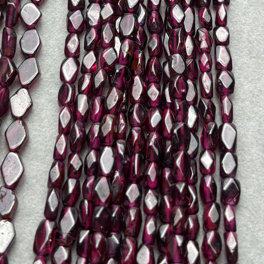 Natürliche Almandin-Granat-Perlen zur Schmuckherstellung | Facettierter Tropfen- und Nugget-Edelsteinstrang | Dunkelviolett, 38 cm, DIY-Armbänder und Halsketten