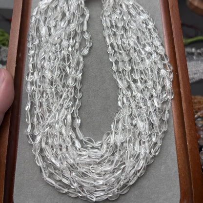 Natürliche klare Quarz Ovalperlen für Schmuckherstellung, polierte Eiform Edelsteine aus Indien, Edelsteinstrang ca. 38cm