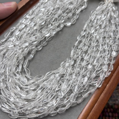 Natürliche klare Quarz Ovalperlen für Schmuckherstellung, polierte Eiform Edelsteine aus Indien, Edelsteinstrang ca. 38cm