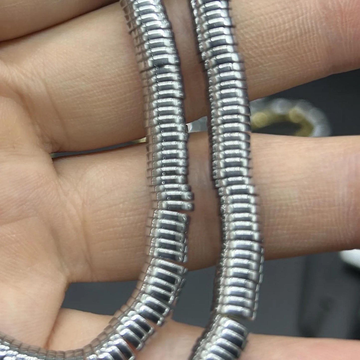 Metallische Heishi Spacer Perlen in Silber Gold für DIY Schmuck, flache runde Zwischenperlen für Armband Halskette ca. 38cm Strang