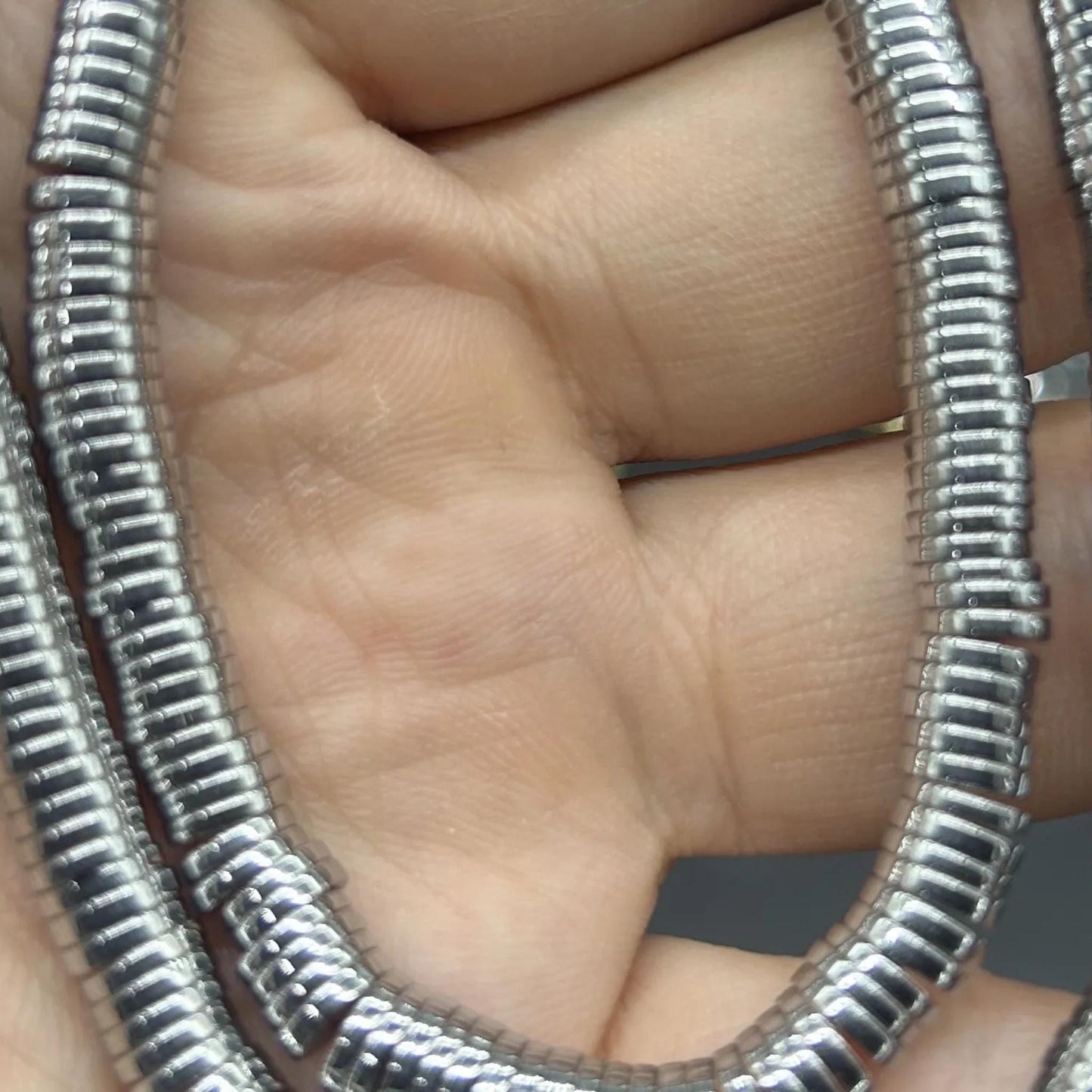 Metallische Heishi Spacer Perlen in Silber Gold für DIY Schmuck, flache runde Zwischenperlen für Armband Halskette ca. 38cm Strang