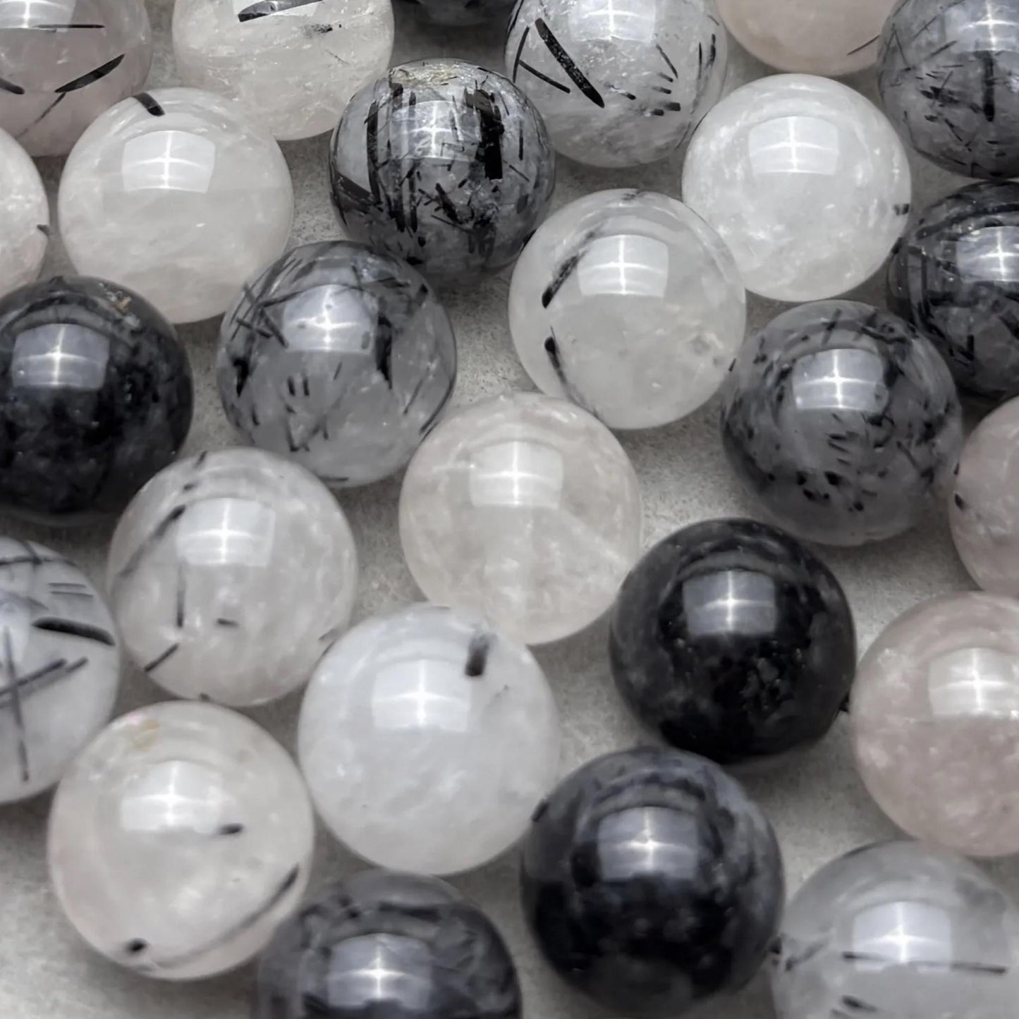Natürliche schwarze Rutilquarz Perlen für DIY Schmuckherstellung – Edelstein Rundperlen mit Einschlüssen, Glatte 10mm Perlenstrang 38cm
