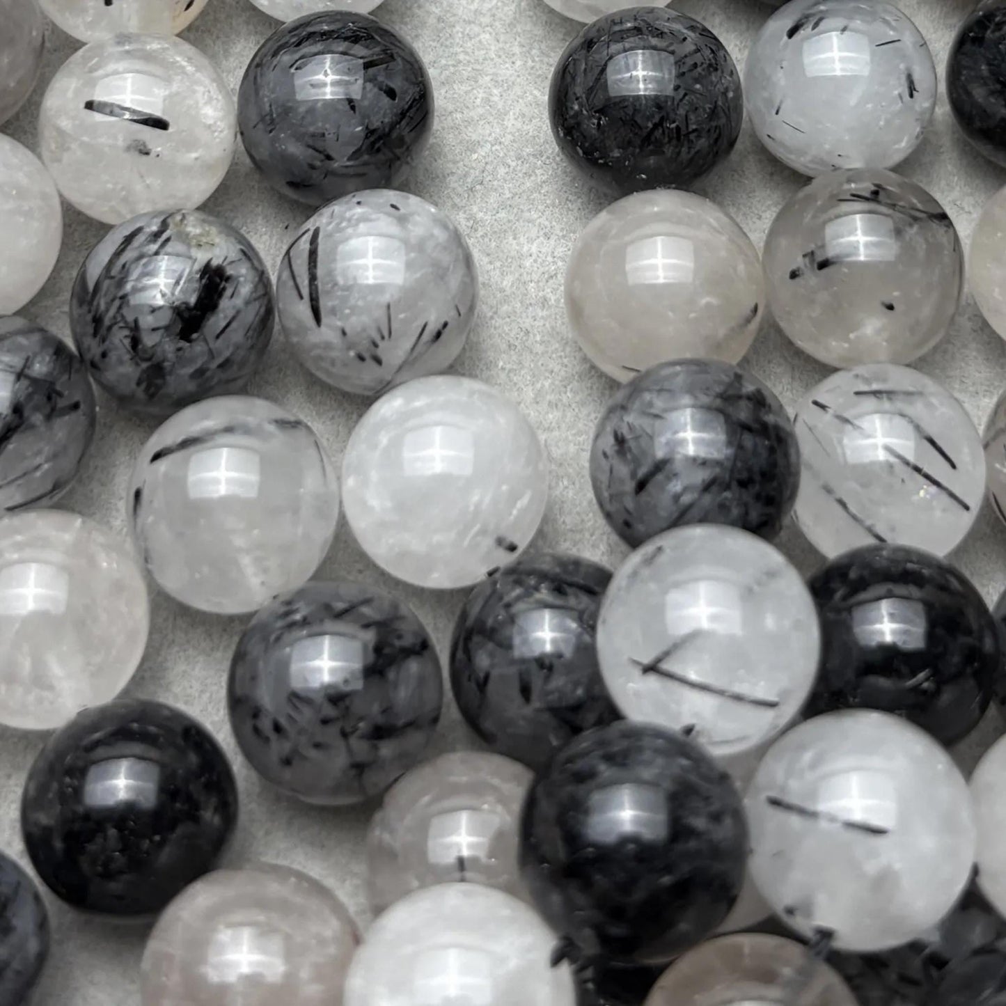 Natürliche schwarze Rutilquarz Perlen für DIY Schmuckherstellung – Edelstein Rundperlen mit Einschlüssen, Glatte 10mm Perlenstrang 38cm