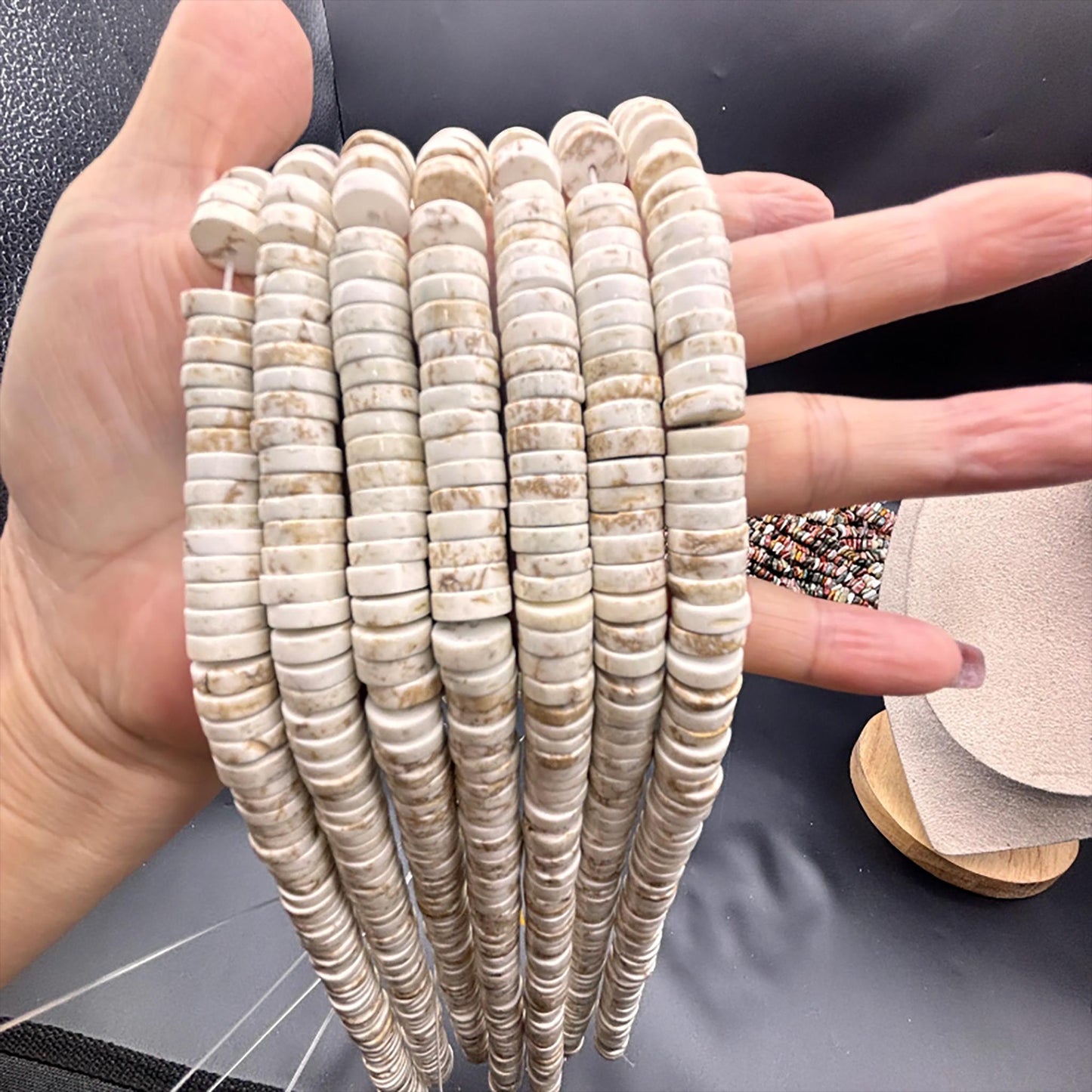 Natürliche weiße Magnesit Heishi Perlen, polierte Disc Nuggets mit Mittelbohrung, Edelstein Strang für DIY Schmuckherstellung